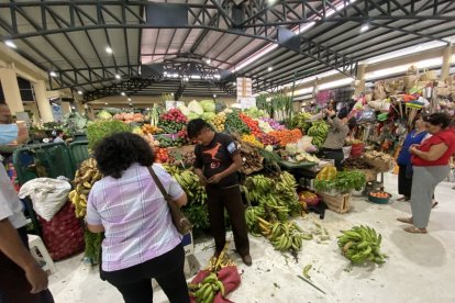 El puesto de María y Ángel estaba ‘lleno’ de colores por la variedad de productos que tenía.