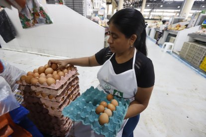 Comerciantes de huevos afirman que el elevado valor de los mismos sería por los intermediarios.