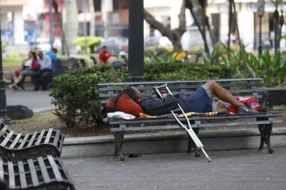En el mismo lugar del evento, dos horas  más tarde, ya se habían instalado mendigos.