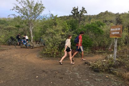 Los turistas pueden llegar a pie o en bicicleta hasta el sendero final que conduce al muro. Desde la zona poblada hasta allí son 5 kilómetros.