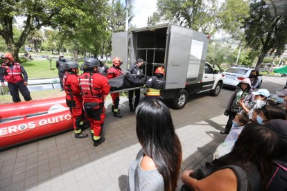 Los restos fueron embarcados en la ambulancia de Medicina Legal.
