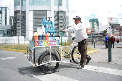 Miguel Ángel Tibiano recorrió las calles de Quito en pleno paro. Debía trabajar.