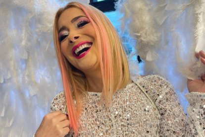 Marián Sabaté soportó durante horas el peso de las alas de su traje de cisne, lo que la dejó muy adolorida