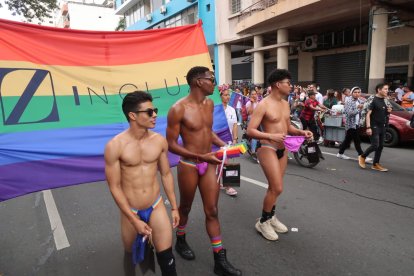 A estos tres muchachos les importó ‘un pito’ el qué dirán, igual pasearon con sus tanguitas de arcoíris.