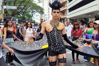 No solo llamó la atención los carros alegóricos, también los extravagantes trajes que lucieron los activistas.