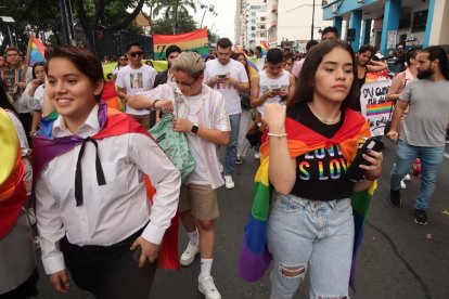 Jóvenes y adultos recorrieron la avenida Malecón Simón Bolívar. La marcha concluyó en el parque Centenario.