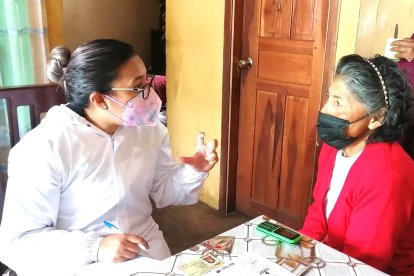 Mientras le fabrican su kiosco, la mujer cuida de su salud.