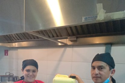 Las canecas de aceite usado se canjean por aceite nuevo.