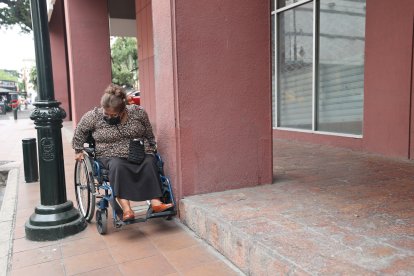 Las personas con discapacidad deben sortear obstáculos a diario en Guayaquil