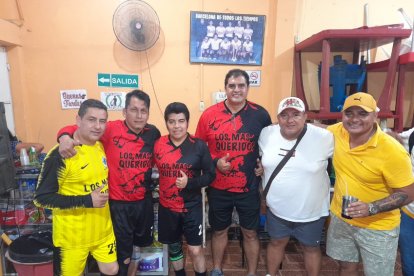 Alinson Quezada (camiseta blanca), fanático de Gerardo Morán y una gráfica para nunca olvidar.