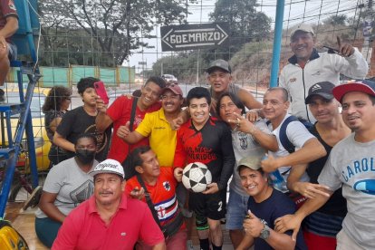 Gerardo Morán llegó hasta el miniestadio de ecuavoley del club 31 de Enero, de la ciudadela Primavera 2, en Durán.