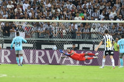 Un error en defensa ocasionó el penal a favor del Atlético Mineiro, en el duelo de vuelta de los octavos de final.