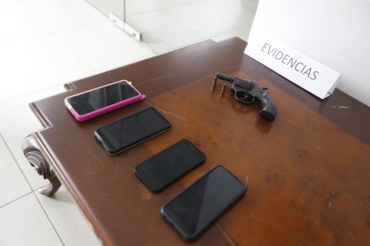 Entre las evidencias halladas a los detenidos están varios teléfonos y un arma calibre 38.