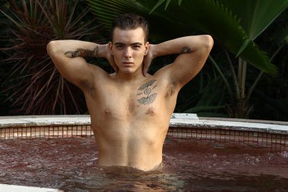 Segundo hijo de la presentadora Marián Sabaté. Él se dedica a cantar y a vender contenido en la plataforma para adultos OnlyFans.