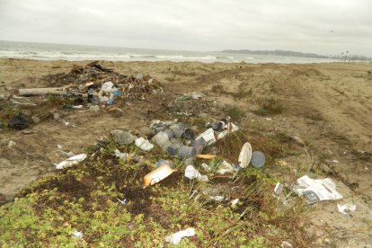 Tarrinas de plástico arrastradas por el oleaje llegan hasta las playas.