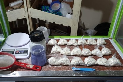 Según la Policía, la banda trae los estupefacientes desde Imbabura y Esmeraldas, para procesarlos y distribuirlos en
la capital.