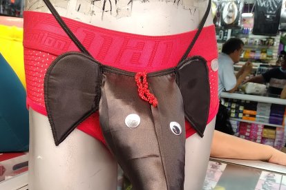 No es un títere, es un hilo que no solo lo suelen usar los strippers...