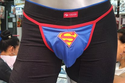 Ni la kryptonita lo debilitará con este 'superchone' , que en la parte de atrás es un hilo.