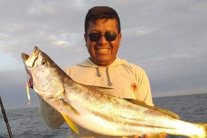 El cantante mostrando una de las especies que captura en sus actividades de pesca.