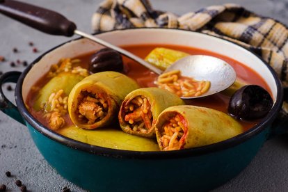 ​El kousa mahshi va bañado en un caldo de estofado.