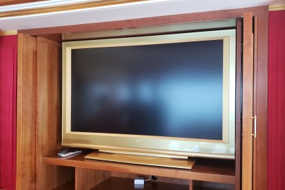 Un televisor de oro, para cuando quieran ver una película.