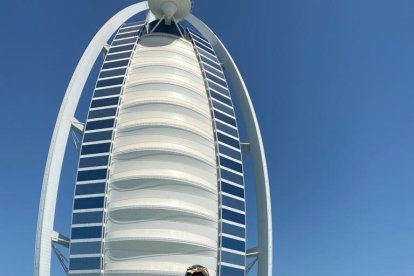 Jerson Ruiz de EXTRA al ingreso del Burj Al Arab en Dubái.