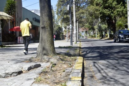 En un tramo de la avenida 10 de Agosto el asfalto está desnivelado.