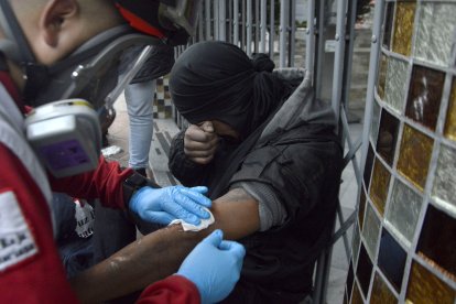 Voluntarios de la Cruz Roja evacuaban a los heridos a lugares seguros para atenderlos.