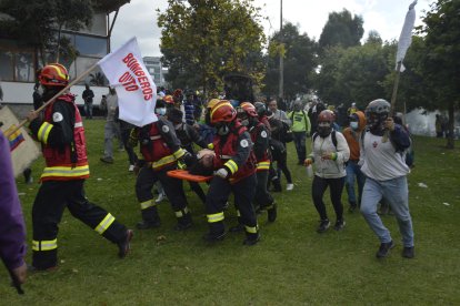Los bomberos retiraron el cuerpo sin vida de Henry Quezada en El Arbolito.