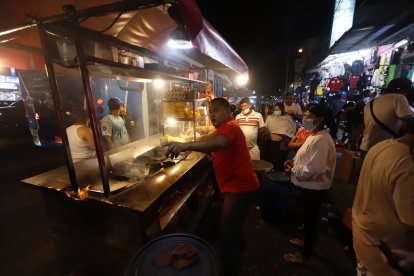 Lenín vende salchipapas y hamburguesas desde las 18:00, de jueves a martes.