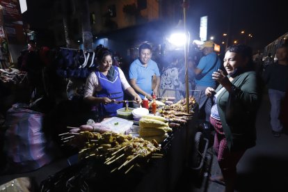 Manuel Sánchez y su esposa cumplen con una labor grande: llenan las ‘pancitas’ de los lugareños.
