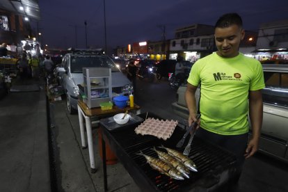 Peter García asando los pescados para sus clientes. Los que tenía en la parrilla eran macarelas.