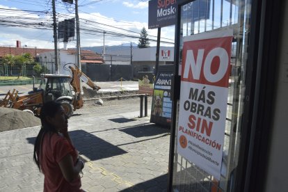 Dueños de locales han colocado carteles con sus reclamos.