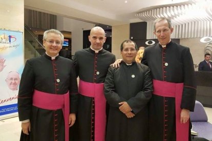 Junto a otros servidores religiosos, con quienes tuvo la oportunidad de recibir al papa Francisco en su visita al Ecuador, en 2015.