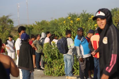 Vecinos y conocidos se acercaron al lugar para conocer qué había sucedido.