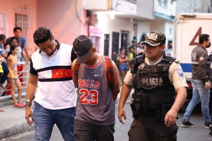 Al momento de su captura, el sospechoso se encontraba cerca de la casa donde ocurrió el crimen.