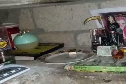 La pequeña figura de la Santa Muerte encontrada dentro de la vivienda.