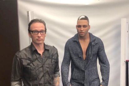 Matt McMullen, CEO de RealDoll Division Realbotix, con Henry.
