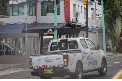 Una camioneta municipal se estacionó el 10 de junio junto al domicilio de empresas de publicidad relacionadas con el esposo de Viteri