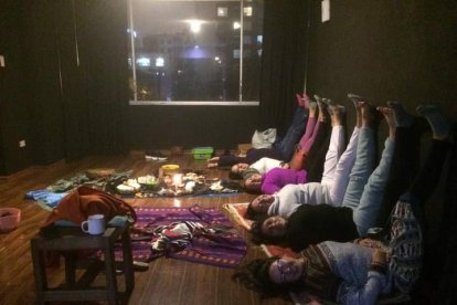 Este es uno de los ejercicios para sanar las malas energías del útero.