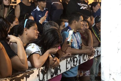 Los sicarios les dijeron a unos estudiantes que se lancen al piso.