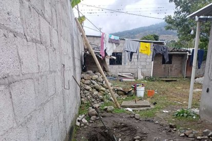 El hueco donde enterraron a la chica, a quien habrían asesinado el domingo.