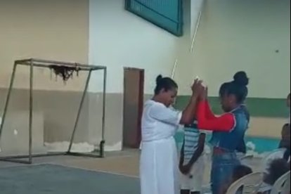 La pastora Gloria viajó desde Esmeraldas para ayudar a restablecer a las muchachas. Les entregó biblias y elevó oraciones por ellas.