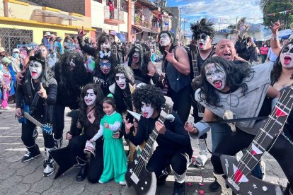 Esta comparsa cerró el pregón de fiestas de Uyumbicho.