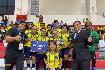 Corozo y sus compañeros de la Tri de talla baja en la Copa América de Perú.