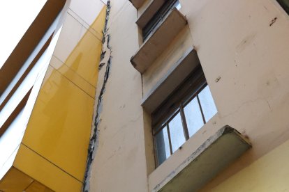 Un inmueble del centro fue afectado en su estructura por el sismo.