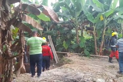 Un hombre aseguró que, del susto, lanzó el costal con los restos a un pozo séptico.