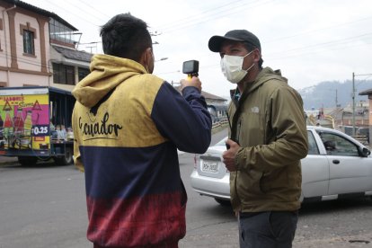 La gente lo conoce y sabe cuál es su labor. Pero él no da su nombre.