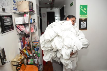 Hacen la limpieza. Es fácil verlas cargando bultos de sábanas.