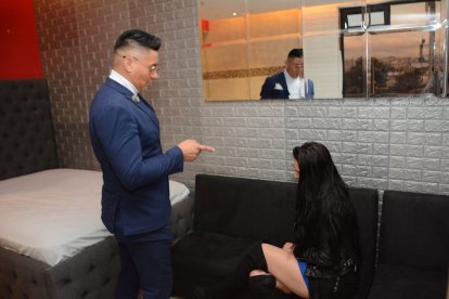 Las regaña cuando no cumplen con los horarios.